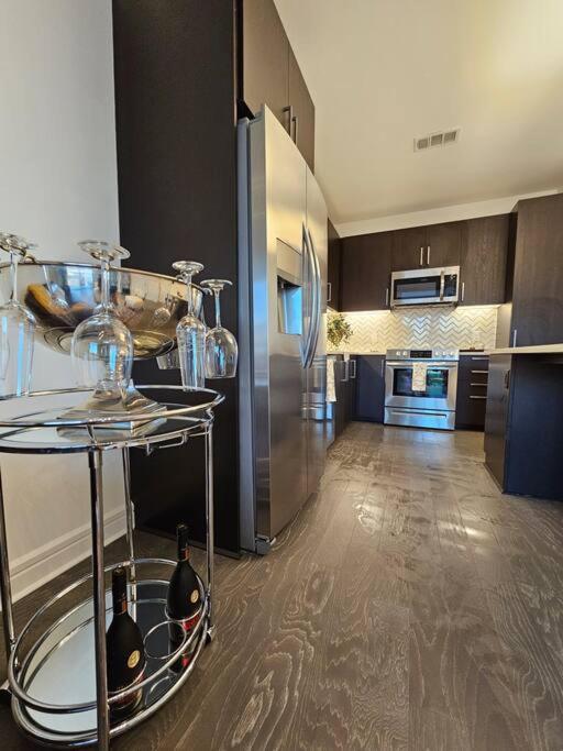 Luxury Highrise In Midtown - Skyline Views And Chic Decor Apartment ฮูสตัน ภายนอก รูปภาพ