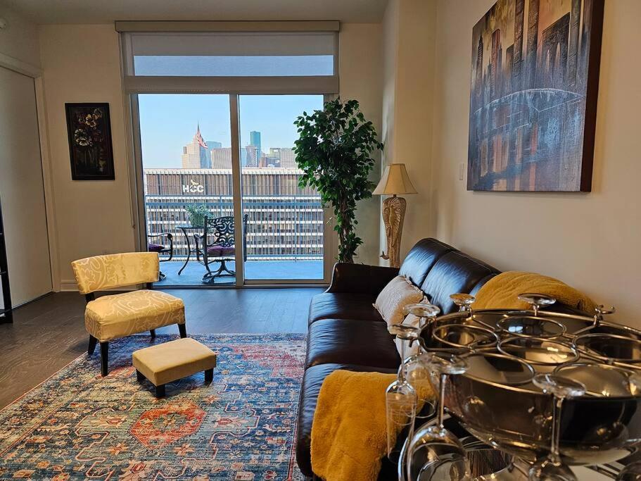 Luxury Highrise In Midtown - Skyline Views And Chic Decor Apartment ฮูสตัน ภายนอก รูปภาพ