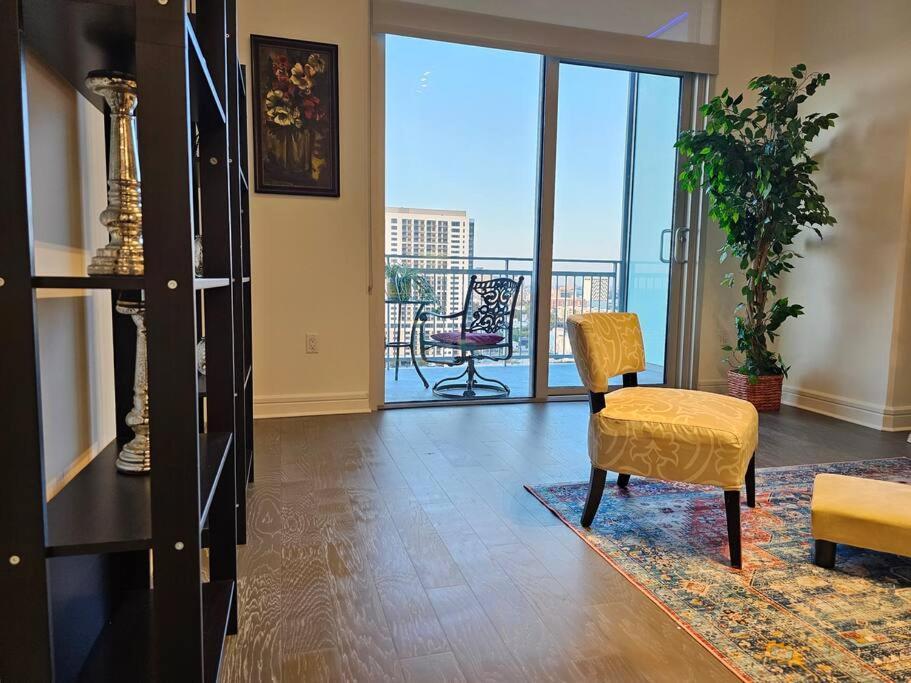 Luxury Highrise In Midtown - Skyline Views And Chic Decor Apartment ฮูสตัน ภายนอก รูปภาพ