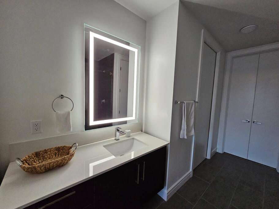 Luxury Highrise In Midtown - Skyline Views And Chic Decor Apartment ฮูสตัน ภายนอก รูปภาพ