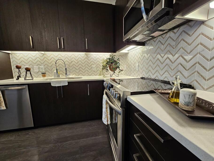 Luxury Highrise In Midtown - Skyline Views And Chic Decor Apartment ฮูสตัน ภายนอก รูปภาพ